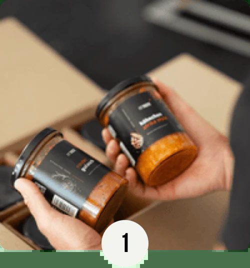 Zwei FITTASTE-Gläser werden aus dem Karton genommen